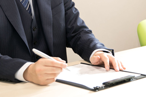 ヒアリングする男性弁護士