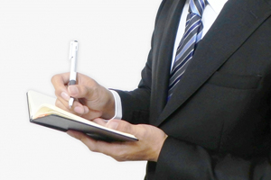 メモを取る男性弁護士